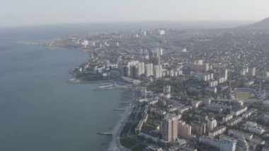 Novorossiysk, Rusya. Şehrin manzarası ve setin seti. Karadeniz 'deki Tsemesskaya Körfezi. 4K