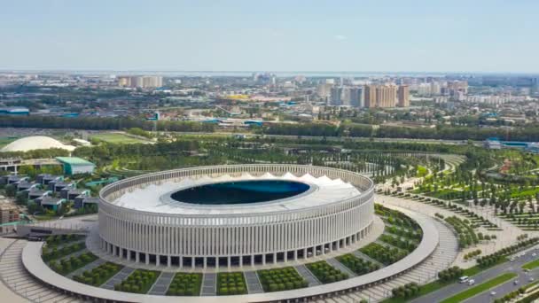 克拉斯诺达尔，俄罗斯。克拉斯诺达尔体育场（英语：Krasnodar Stadium）是位于克拉斯诺达尔公园的一个足球体育场。云彩。4K — 图库视频影像