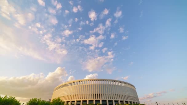 Krasnodar, Russland. Aus Tag wird Nacht. Wolken ziehen auf und die Stadionbeleuchtung geht an. 4K — Stockvideo