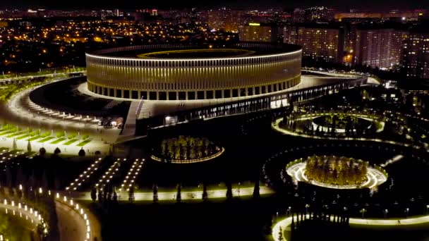 Krasnodar, Russia, Krasnodar - stadio di calcio del club omonimo nella città di Krasnodar. Parco pubblico Krasnodar (Galitsky Park). Sorvolando il parco di notte. 4K — Video Stock