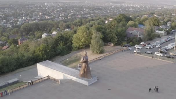 Stavropol, Oroszország. A Vörös Gárda katonájának emlékműve. Katona tér. Napnyugtakor. 4K — Stock videók