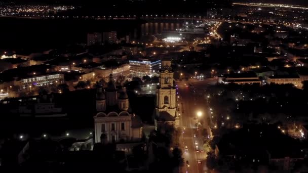 Asztrahán, Oroszország. Az Astrakhan Kreml harangtornya. Az Astrakhan Kreml a 16. században épült fehér kőerődítmény. Jó éjt! 4K — Stock videók