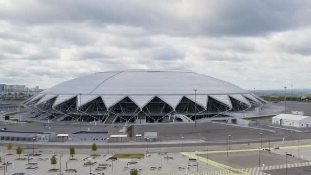 Samara, Rusia. Stadion Samara Arena. Awan musim gugur. 4K — Stok Video