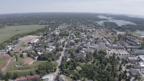 Hamina, Finsko. Celkový pohled na centrum města ze vzduchu za jasného počasí. 4K — Stock video