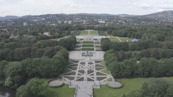 Oslo, Noruega. Frogner Public Park con avenida de esculturas bajo el nombre general - Vigeland Sculpture Park - Vigelandsparken. 4K — Vídeo de stock