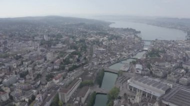 Zürih, İsviçre. Gökyüzünden şehrin panoraması. Zürih Gölü manzarası. Limmat Nehri Sona Eriş Alanı. 4K
