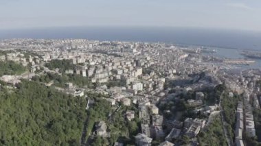 Ceneviz, İtalya. Şehrin merkezi, hava manzaralı. Limanda gemiler var. 4K