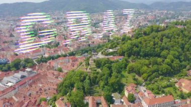 Graz, Avusturya. Graz 'daki saat kulesi. Tarihi şehir merkezi hava manzarası. Schlossberg Dağı (Castle Hill). 4K