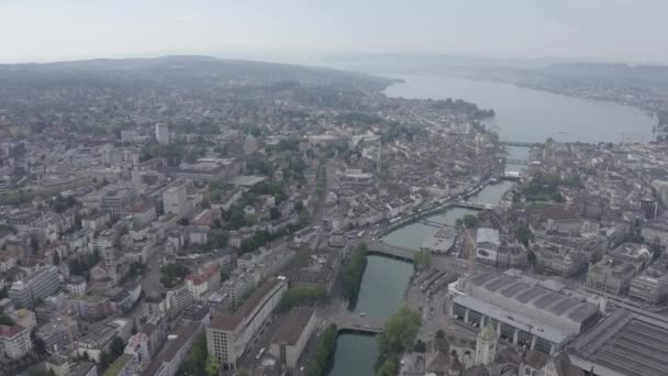 Zürich, Svájc. Kilátás a városra a levegőből. Kilátás Zürich-tóra. Limmat folyó lejárati helye. 4K — Stock videók