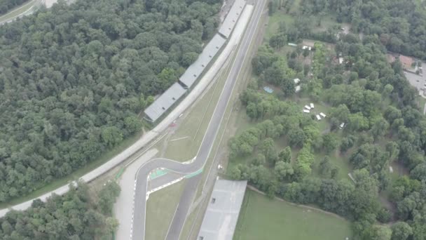 Monza, Itálie. Autodromo Nazionale Monza je závodní dráha v blízkosti města Monza v Itálii, severně od Milána. Místo konání Grand Prix Formule1. Ze vzduchu. 4K — Stock video