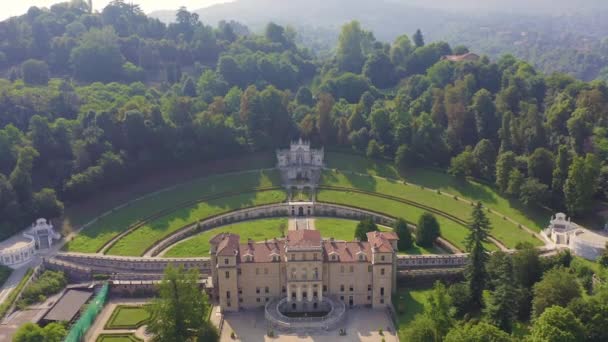 Dolly zoomen. Turijn, Italië. Villa della Regina met park — Stockvideo