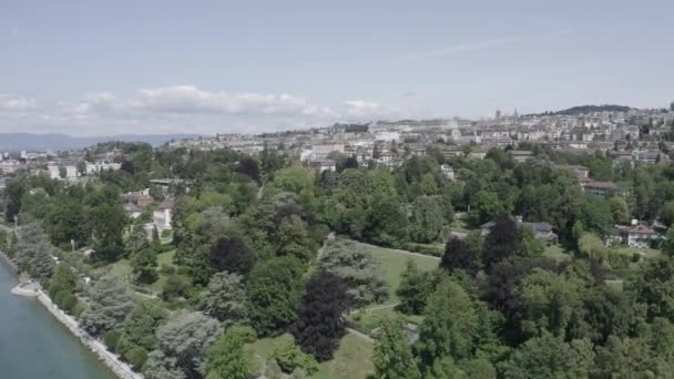 Lausanne, Švýcarsko - 13. července 2019: Olympijské muzeum. Pobřeží Ženevského jezera.. 4K — Stock video