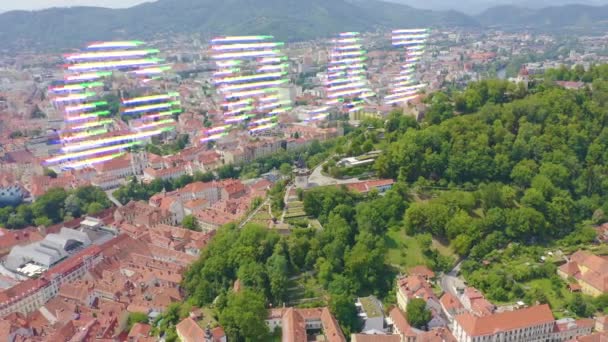 Graz, Austria. Torre del Reloj en Graz. El centro histórico de la ciudad vista aérea. Monte Schlossberg (colina del castillo). 4K — Vídeos de Stock