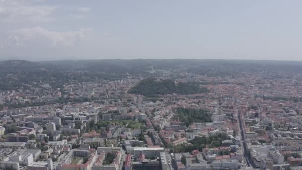 Graz, Austria. El centro histórico de la ciudad vista aérea. Monte Schlossberg (colina del castillo). 4K — Vídeos de Stock