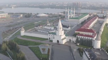 Kazan, Rusya. Sabahın erken saatlerinde Kazan Kremlin 'in hava görüntüsü. Spasskaya Kulesi. 4K