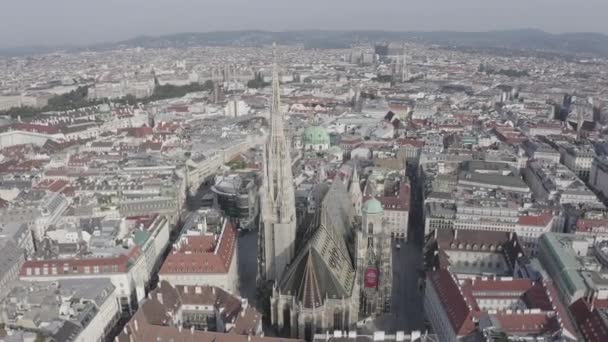 Bécs, Ausztria. Szent István székesegyház (Németország: Stephansdom). Katolikus katedrális - Ausztria nemzeti szimbóluma. 4K — Stock videók