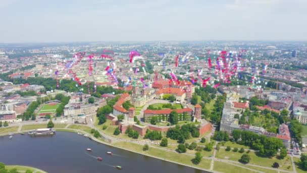 Kraków, Polska. Zamek Wawel. Statki nad Wisłą. Widok na zabytkowe centrum. 4K — Wideo stockowe