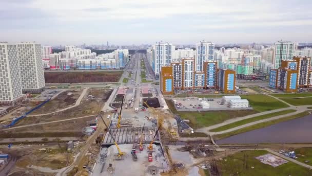 Ekaterinburg, Rússia. A construção de uma ponte sobre o rio. Nova Área de Construção - Akademicheskiy (Acadêmico). 4K — Vídeo de Stock