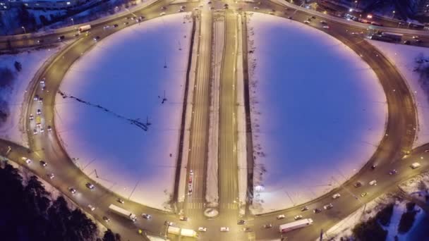 Ekaterinburg, Ryssland. Korsning i form ringar. Utbyte på natten. Aktiv trafik. 4K — Stockvideo