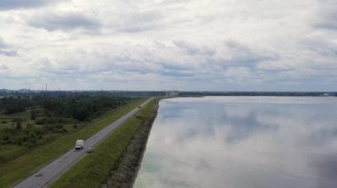 Rybinsk, Rusya. Rybinsk hidroelektrik santralinin hava görüntüsü. 4K
