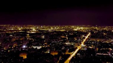 Moskova, Rusya. Şehrin gece görüşü, Profsouznaya Caddesi, Moskova 'nın merkezine doğru. 4K