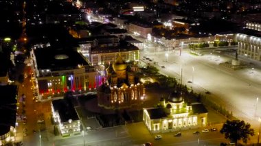 Tula, Rusya. Geceleri şehrin havadan görünüşü. Varsayım Katedrali. Binadaki metin İngilizce 'ye çevrildi: Tula - Kahraman Şehir. 4K