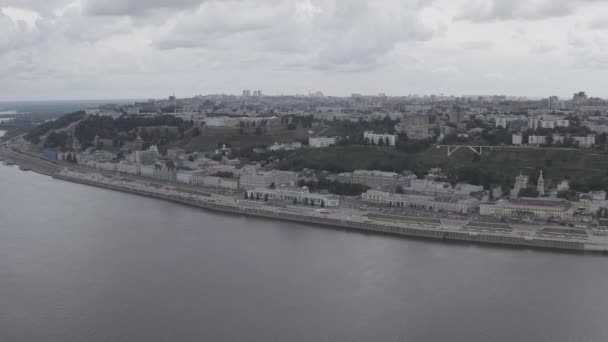 Nijni Novgorod, Russie. Panorama de la ville depuis les airs. Texte sur le bâtiment, traduit en anglais - Nijni Novgorod. 4K — Video