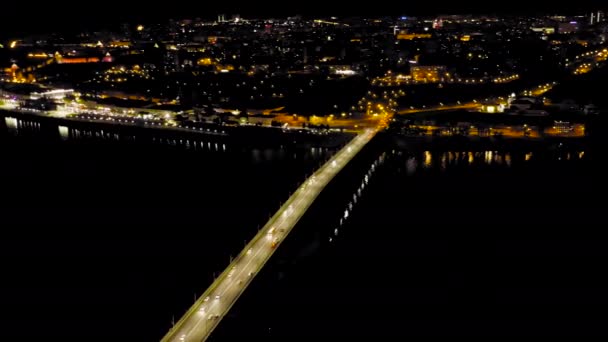 Nizhny Novgorod, Rusya. Oka nehri üzerindeki Kanavinsky köprüsünde gece hava görüntüsü. 4K — Stok video