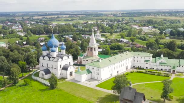 Suzdal, Rusia. Vuelo. The Cathedral of the Nativity of the Theotokos in Suzdal - Orthodox church on the territory of the Suzdal Kremlin (en inglés). 4K — Vídeos de Stock