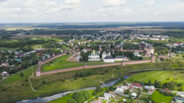 Suzdal, Rusya. Uçuş. St. Euthymius Kurtarıcı Manastırı 1352 yılında Suzdal 'da kurulmuş bir manastır. 4K — Stok video