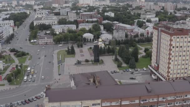 Ivanovo, Rusia. Vuelo sobre el centro de la ciudad. Plaza Revolución. Monumento a los combatientes de la Revolución de 1905. 4K — Vídeo de stock