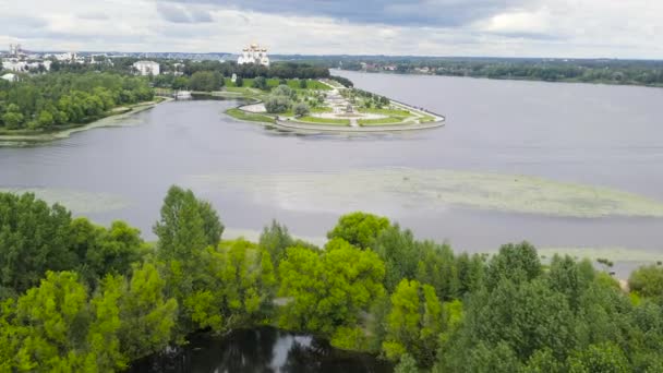 ロシアのヤロスラヴル。ストレルカ(唾) 、コトロースルはヴォルガ川に流れ込み、伝説によるとヤロスラフ王子はヤロスラヴル市を設立しました。4K — ストック動画