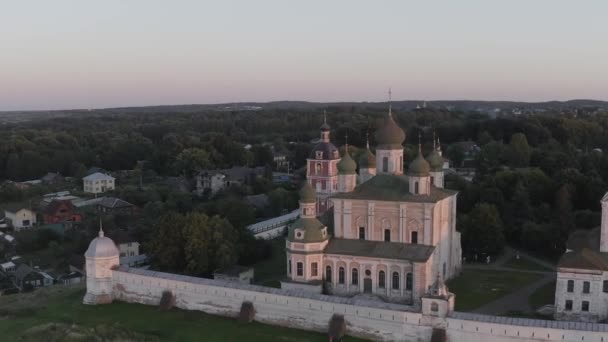 Pereslavl-Zalessky, Rússia. O Mosteiro de Dormition Goritsky é um antigo mosteiro ortodoxo. À luz do pôr-do-sol. 4K — Vídeo de Stock