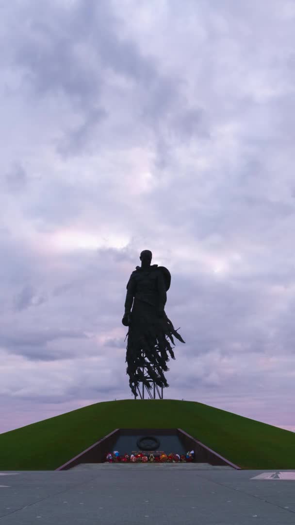 러시아 의 Rzhev. Rzhev Memorial to the Soviet Soldier. 새벽 과 동녘에 아름다운 구름 이 있노라. 4K — 비디오