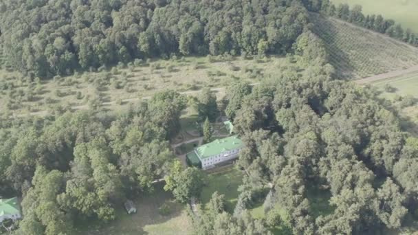 Yasnaya Polyana, Russie. Lév Nikolaïevitch Tolstoï est né et a vécu la majeure partie de sa vie à Yasnaïa Polyana. 4K — Video