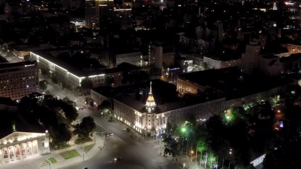 Voronezh, Rússia. Lenin Square. Casa com torre e relógio. Hotel Voronezh. Vista noturna da cidade. 4K — Vídeo de Stock