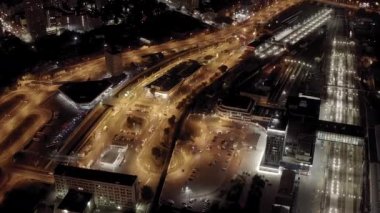 Rostov-on-Don, Rusya. Rostov-Glavny tren istasyonu. Şehir gece manzarası. 4K