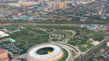 Krasnodar, Rusya. Krasnodar Stadyumu, Krasnodar parkında bir futbol stadyumudur. Şehrin ışıkları yanıyor.