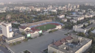 Stavropol, Rusya. Lenin Meydanı. Dinamo Stadyumu. Gün batımı zamanı. 4K