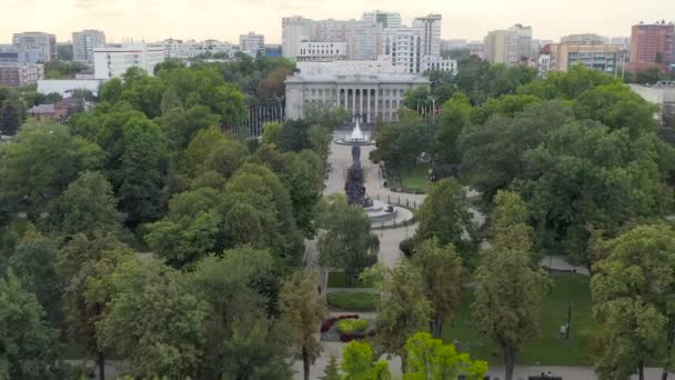 Krasnodar, Rusia. Asamblea Legislativa de Krasnodar. El texto del edificio traducido al inglés es la Asamblea Legislativa. Vista aérea. 4K — Vídeos de Stock