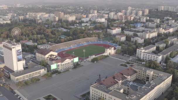 Stavropol, Rusland. Lenin Square. Dynamo Stadion. Zonsondergang tijd. 4K — Stockvideo