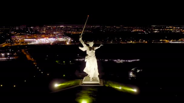 Volgogrado, Rusia. Vista nocturna de la escultura de Rodina la Madre está llamando! en Mamaev Kurgan en Volgogrado. 4K — Vídeos de Stock