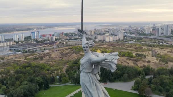 Volgograd, Russia. Evening view of the sculpture Motherland Calls! on the Mamaev Kurgan in Volgograd. Cloudy weather. 4K — Stock Video