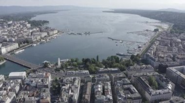 Cenevre, İsviçre. Şehrin merkez kısmının üzerinde uçuş. Geneva Gölü. 4K