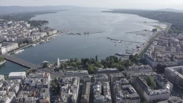 Ginebra, Suiza. Vuelo sobre la parte central de la ciudad. Lago Geneva. 4K — Vídeo de stock