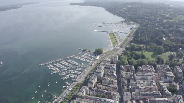 Genève, Schweiz. Flyg över den centrala delen av staden. Genèvesjön. 4K — Stockvideo