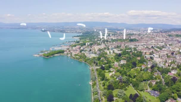 Лозанна, Швейцария. Полет над центральной частью города. Берег Женевского озера. 4K — стоковое видео