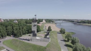 Veliky Novgorod, Rusya. Novgorod Kremlin (Detinets), Volkhov Nehri. Şehrin üzerinde uçuş. 4K