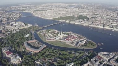 Saint-Petersburg, Rusya. Neva Nehri. Hare Adası ve Artelery Adası 'nın panoramik hava manzarası. Peter-Pavel 'in Kalesi. Üçlemeci Köprüsü. Vasilyevsky Adası 'nın tükürüğü. 4K
