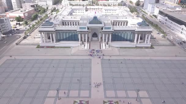 Mongoliet, Ulaanbaatar. Regeringspalatset, Chinggis Square (SuheBator Square) ) — Stockvideo